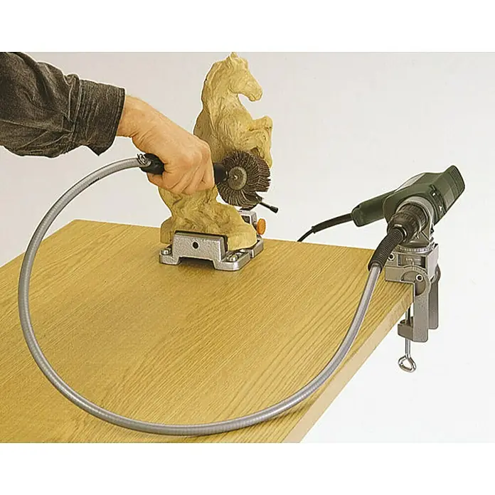 Wolfcraft Cable flexible - 130 cm, Alcance de sujeción: 0,5 mm - 6 mm - Primer plano de una amoladora de eje flexible que detalla una estatua de madera, ideal para trabajos finos y áreas de difícil acceso.