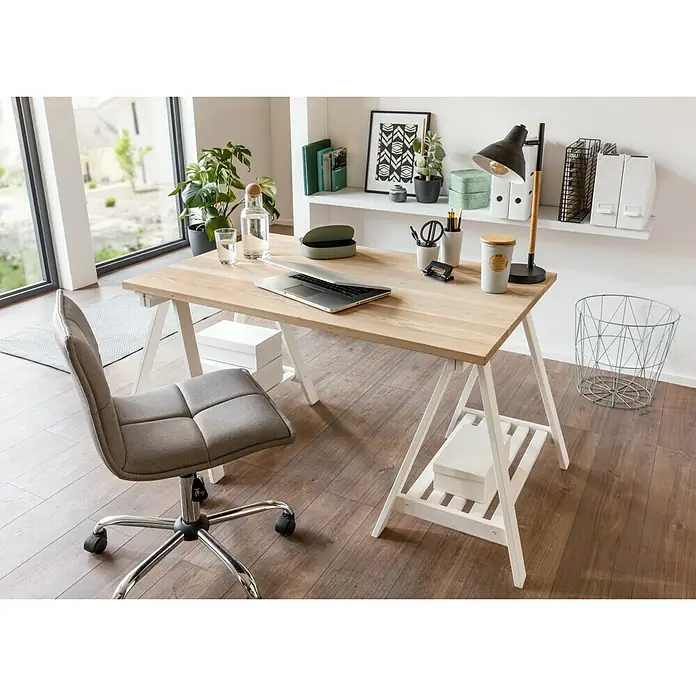 Tischplatte - Eiche, 120 x 80 x 2,6 cm - Ein moderner Schreibtisch mit hellem Holz und weißen Beinen, dazu ein grauer Bürostuhl auf einem dunklen Holzboden.