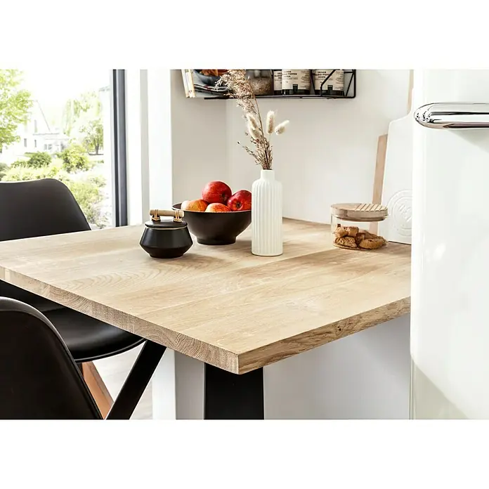 Tischplatte - Eiche, 80 x 80 x 2,6 cm - Ein stilvoller Esstisch aus hellem Holz mit dekorativen Elementen wie Obst, einer Vase und einem Keksglas, perfekt für moderne Essbereiche.