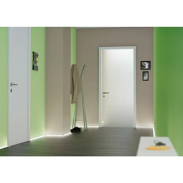 Paulmann Delta Eckverbinder Outside Corner - Außen, Kunststoff, 2 Stk. - Eine Inneneinrichtung mit einer weißen Tür, die sich harmonisch in die Farbgestaltung des Raumes einfügt.