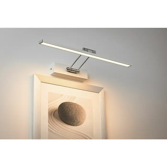 Paulmann Galeria LED-Bilderleuchte Beam Fifty - 7 W, L x B x H: 45 x 19 x 4,6 cm, Weiß, Warmweiß - Nahaufnahme einer weißen Wandleuchte mit LED-Beleuchtung, die ein gerahmtes Bild mit einem Zen-Steinmotiv beleuchtet. Moderne Beleuchtungslösung für Wohnräume.