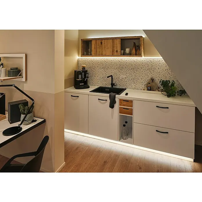 Paulmann MaxLED 500 Tira LED - Largo: 1 m, Color de luz: Blanco cálido, 7 W, 550 lm, Recubierto - Fregadero de cocina con grifo negro e iluminación moderna bajo el armario para un ambiente elegante.