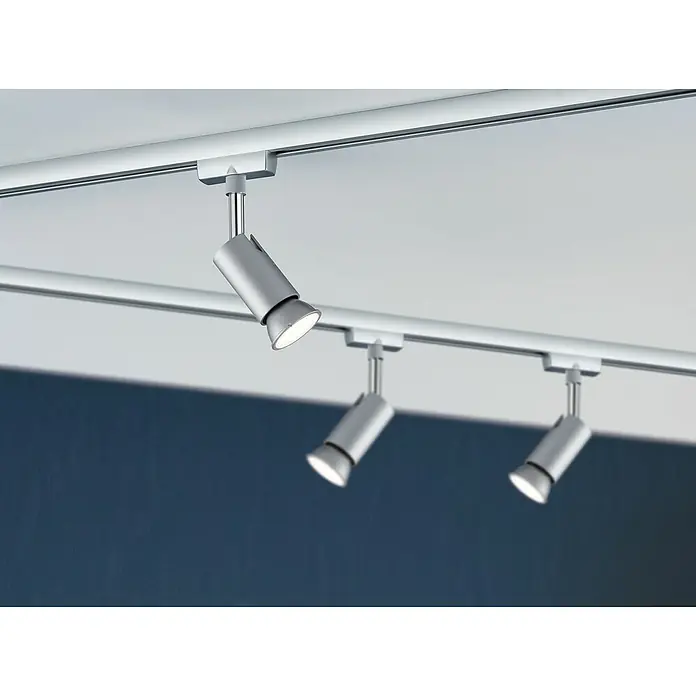Paulmann URail Deckenstrahler Pure I - L x B x H: 6,6 x 5,8 x 11 cm, GU10, Chrom - Drei silberne Strahler sind an einer Schiene an einer Decke montiert. Sie bieten moderne Beleuchtung mit ihren fokussierten Lichtkegeln.