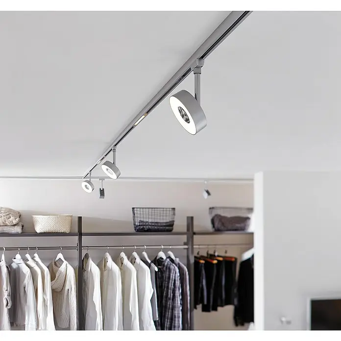 Paulmann URail LED-Spot Circle - 5 W, Chrom matt, Warmweiß - Das Bild zeigt ein modernes Schienensystem mit runden LED-Strahlern, die eine stilvolle und flexible Beleuchtungslösung darstellen.