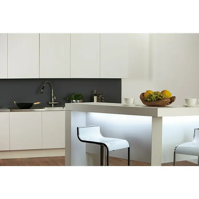Paulmann Tira LED Set básico SimpLED - Largo: 7,5 m, Color de luz: Blanco frío, 20 W, 1.402 lm - Interior de cocina con modernos taburetes de bar, un frutero y detalles elegantes, destacando el diseño elegante de la cocina.