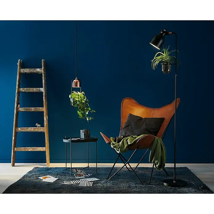 Paulmann Fanja Lámpara colgante Neordic - 20 W, Negro/Cobre, GU10 - Idea de decoración con sillón marrón, lámpara de pie negra con planta, taburete y decoración delante de una pared azul.