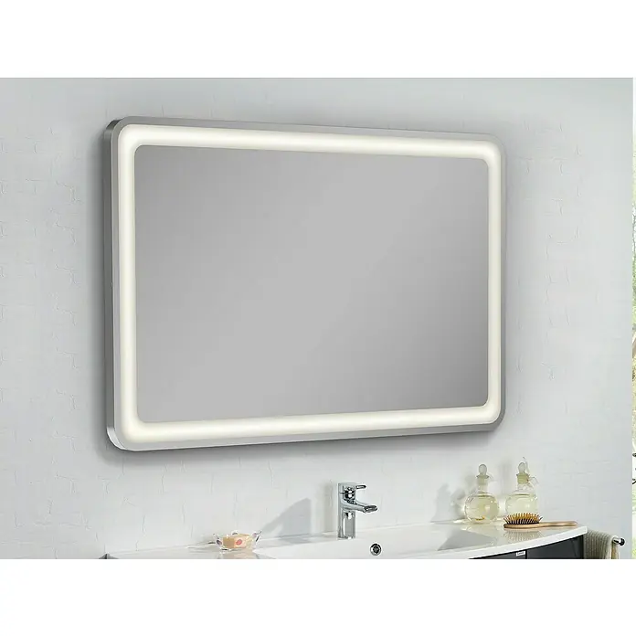 Camargue Stella LED-Lichtspiegel - 138 x 84 cm, Mit abgerundeten Kanten - Beleuchteter rechteckiger Badezimmerspiegel über einem Waschbecken mit Armatur, Seife und Dekorationen.