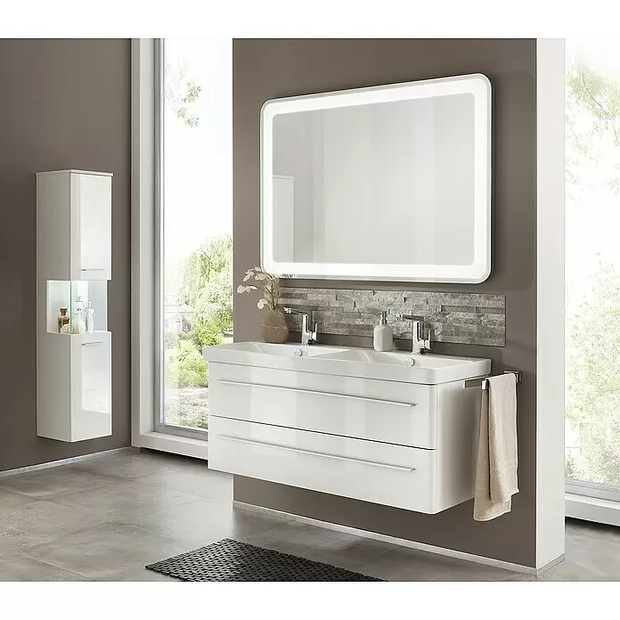 Camargue Stella LED-Lichtspiegel - 120 x 84 cm, Mit abgerundeten Kanten - Moderner weißer Hochglanz-Badwaschtisch mit Doppelwaschbecken, beleuchtetem Spiegel und hohem Schrank in einem modernen Bad.
