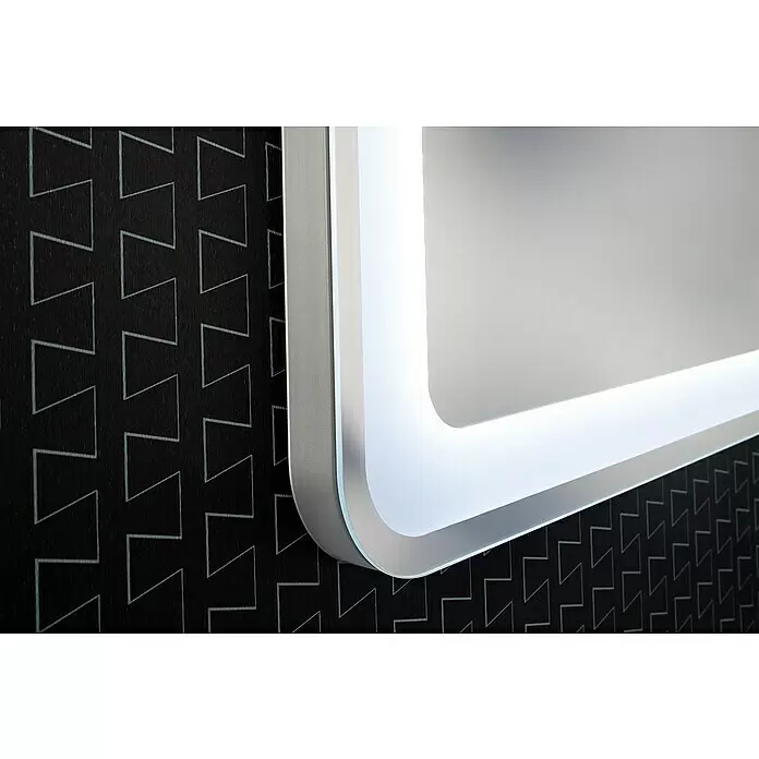 Camargue Stella LED-Lichtspiegel - 120 x 84 cm, Mit abgerundeten Kanten - Moderner hinterleuchteter Spiegel mit weißem Licht und schlankem Silberrahmen, an dunkler gemusterter Wand montiert.