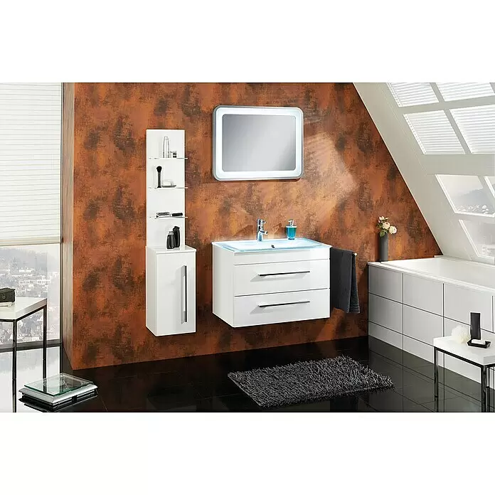 Camargue Stella LED-Lichtspiegel - 80 x 60 cm, Mit abgerundeten Kanten - Moderne weiße Badmöbel mit integriertem Waschbecken, hohem Schrank und beleuchtetem Spiegel in einem Badezimmer.