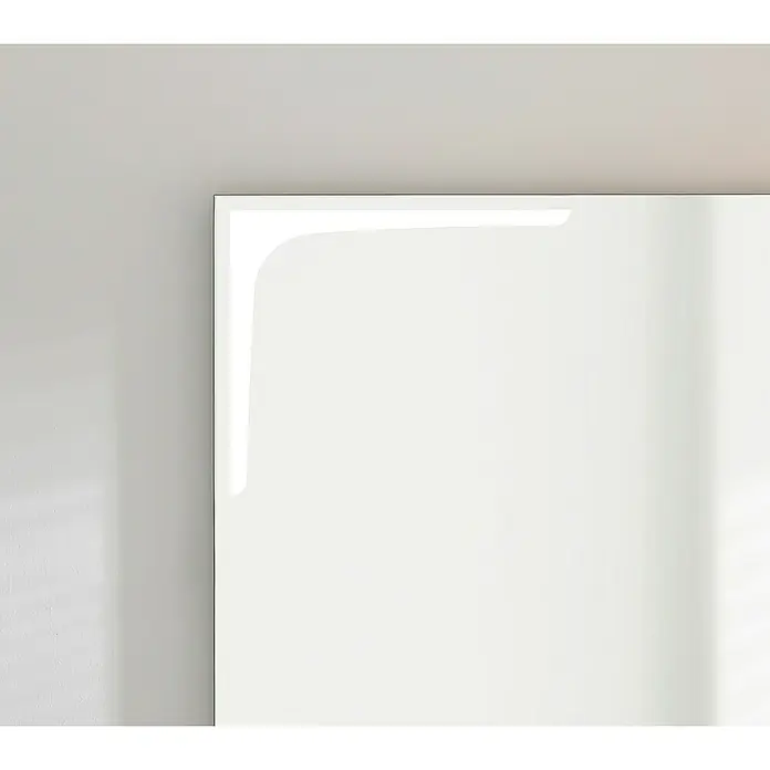 Camargue Lichtspiegel Stella Style60,2 x 80,2 cm - Nahaufnahme eines eleganten, rechteckigen Spiegels mit abgerundeten Ecken, der an einer hellgrauen Wand hängt.