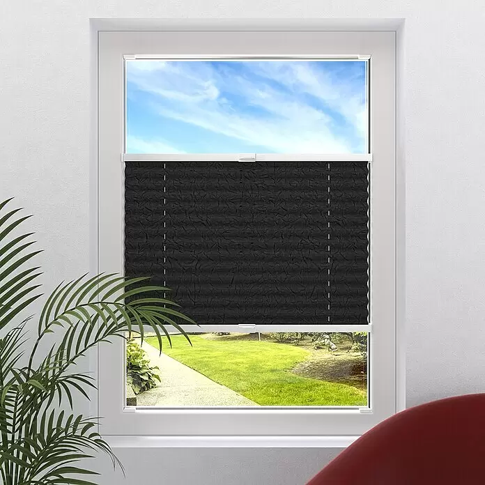 Plissee - B x H: 60 x 130 cm, Dunkelgrau - Schwarzes Plissee, teilweise ein Fenster bedeckend, mit Blick auf Himmel und Garten.