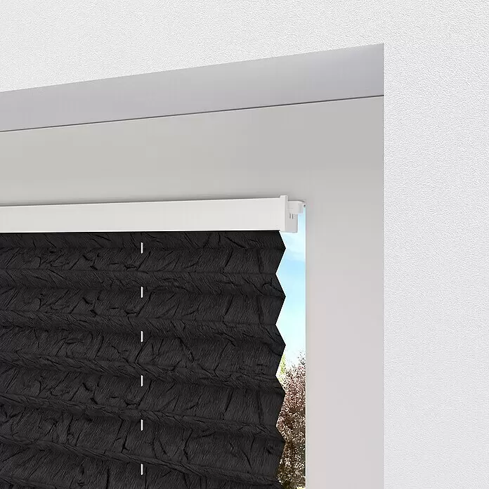 Plissee - B x H: 60 x 130 cm, Dunkelgrau - Schwarzes, strukturiertes Plissee im Fensterrahmen, mit Blick nach draußen.