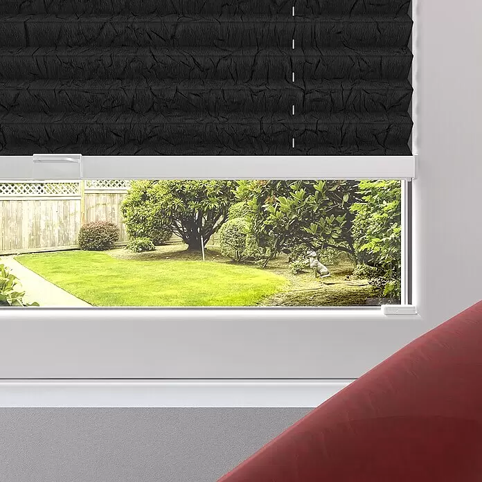 Plissee - B x H: 60 x 130 cm, Dunkelgrau - Texturiertes schwarzes Plissee, teilweise vor einem Fenster heruntergelassen, mit Blick auf einen grünen Garten.