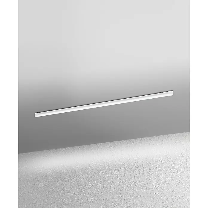 Ledvance LED-Lichtleiste Value BattenL x B x H: 150 x 2,9 x 4,4 cm, Lichtfarbe: Kaltweiß, 24 W - Eine weiße, schlanke LED-Deckenleuchte ist an einer grauen Decke montiert und strahlt ein sanftes Licht ab. Minimalistisch und modern.