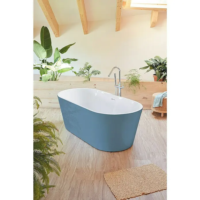 Camargue Freistehende Badewanne Torino - L x B: 170 x 80 cm, Sanitäracryl, Blau/Weiß - Modernes Badezimmer mit freistehender, blauer Badewanne, umgeben von Pflanzen und natürlichen Holzelementen für eine entspannende Atmosphäre.