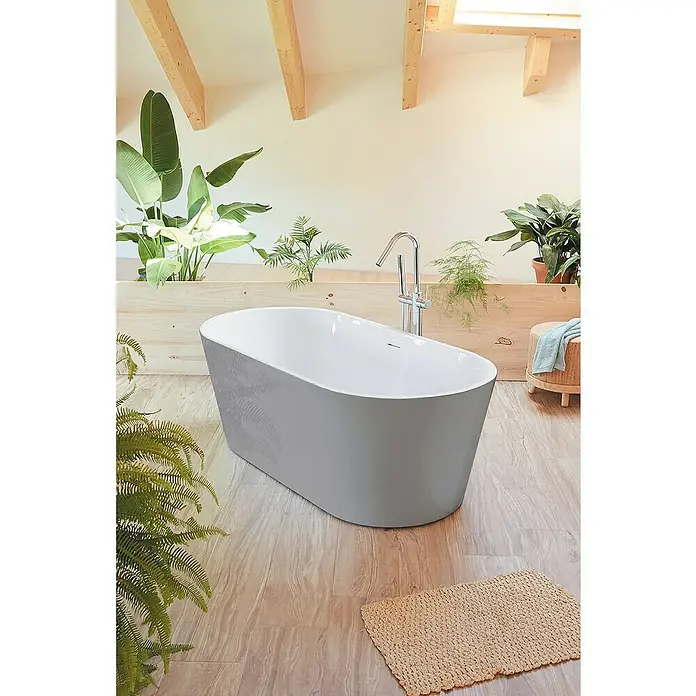 Camargue Freistehende Badewanne Torino - L x B: 170 x 80 cm, Sanitäracryl, Aluminium/Weiß - Ein elegantes, freistehendes Bad in Grau vor einer Wand voller Zimmerpflanzen, die das Bad in eine Wellnessoase verwandeln.