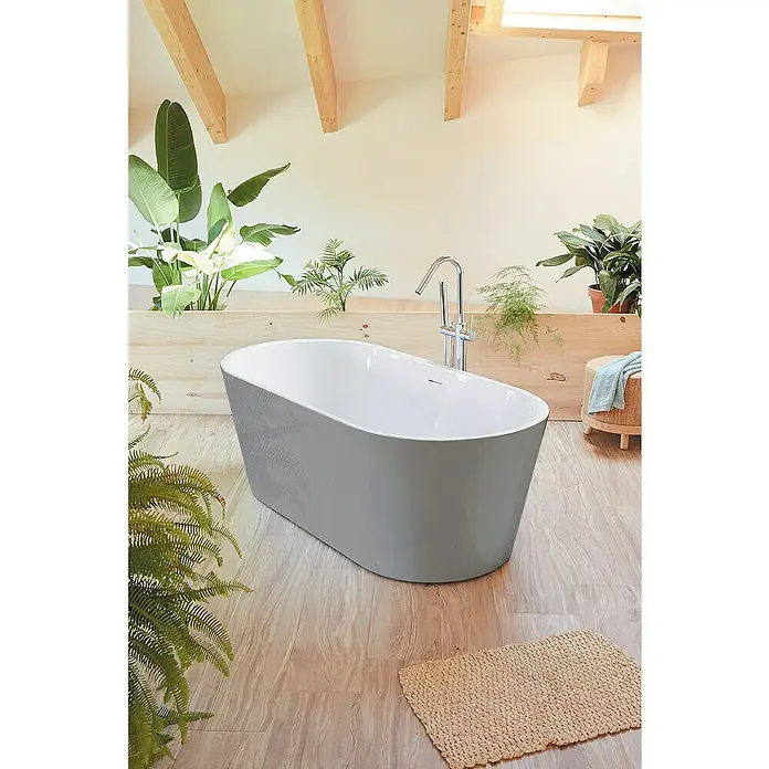 Camargue Freistehende Badewanne Torino - L x B: 170 x 80 cm, Sanitäracryl, Platingrau/Weiß - Ein freistehende Badewanne in einem hellen Badezimmer mit Holzbalken und vielen Pflanzen.