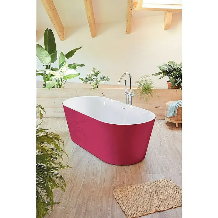 Camargue Freistehende Badewanne Torino - L x B: 170 x 80 cm, Sanitäracryl, Rot/Weiß - Elegante, freistehende Badewanne in kräftigem Pink mit schlichtem, modernem Design, umgeben von üppigen Pflanzen für eine entspannende Atmosphäre.