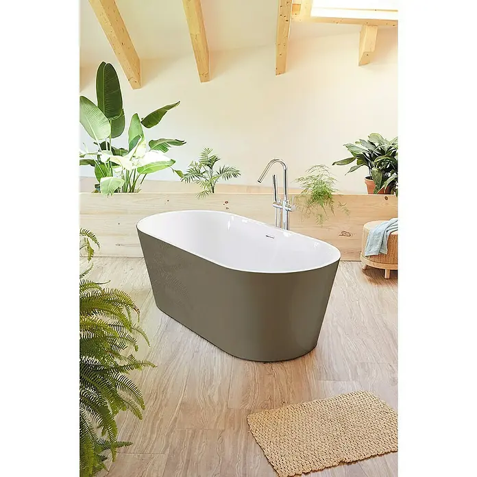Camargue Freistehende Badewanne Torino - L x B: 170 x 80 cm, Sanitäracryl, Beige/Weiß - Freistehende Badewanne in Khaki mit weißem Innenraum, stilvoller Blickfang im Badezimmer mit Holzbalkendecke und Grünpflanzen.