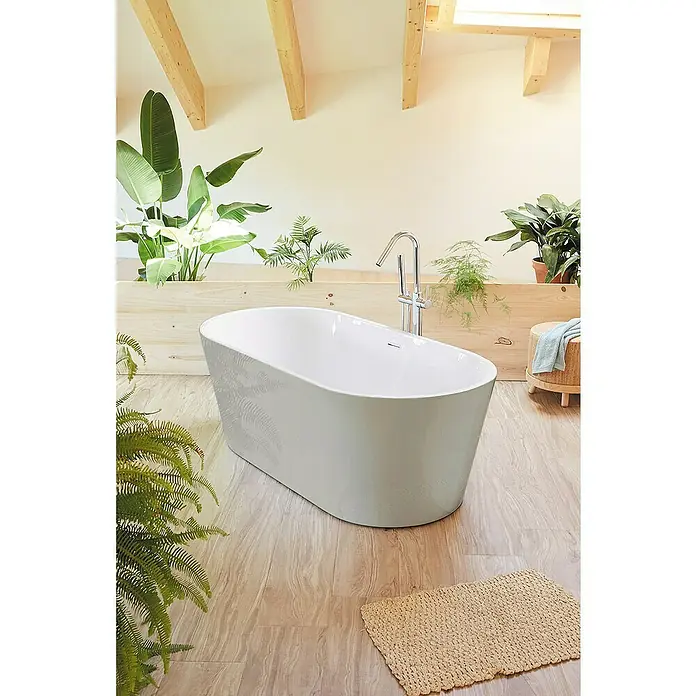 Camargue Freistehende Badewanne Torino - L x B: 170 x 80 cm, Sanitäracryl, Kieselgrau/Weiß - Freistehende Badewanne in einem Badezimmer mit Holzboden und Pflanzen, die eine entspannende und natürliche Atmosphäre schaffen.