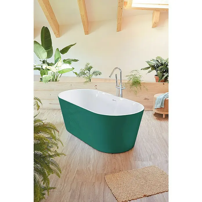 Camargue Freistehende Badewanne Torino - L x B: 170 x 80 cm, Sanitäracryl, Grün/Weiß - Grünes, freistehendes Bad mit Armatur vor verschiedenen Pflanzen. Das Innere der Badewanne ist weiß und sorgt für einen schönen Kontrast.