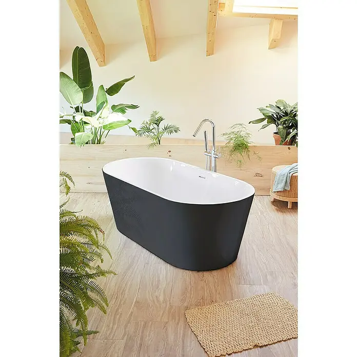 Camargue Freistehende Badewanne Torino - L x B: 170 x 80 cm, Sanitäracryl, Schwarz/Weiß - Elegante freistehende Badewanne in einem hellen Badezimmer mit Pflanzen. Die Badewanne ist schwarz mit einer weißen Innenseite.