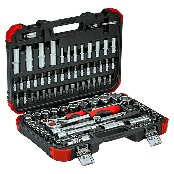 Gedore red Steckschlüssel-Set - 94 -tlg., Antriebsgröße: ½″ - Ein geöffneter Werkzeugkoffer mit verschiedenen Steckschlüsseln, Schraubendrehern und einer Ratsche. Das Set ist in einem robusten, schwarzen Koffer mit roten Akzenten.
