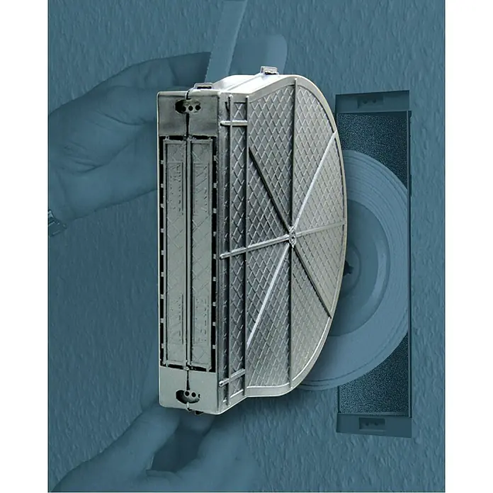 Schellenberg Recogedor de cinta de persiana Maxi - Distancia entre orificios: 105 mm, Anchura de la correa: 23 mm - La imagen muestra un filtro de campana extractora con carcasa rectangular y superficie de filtro redonda, montado en la pared.