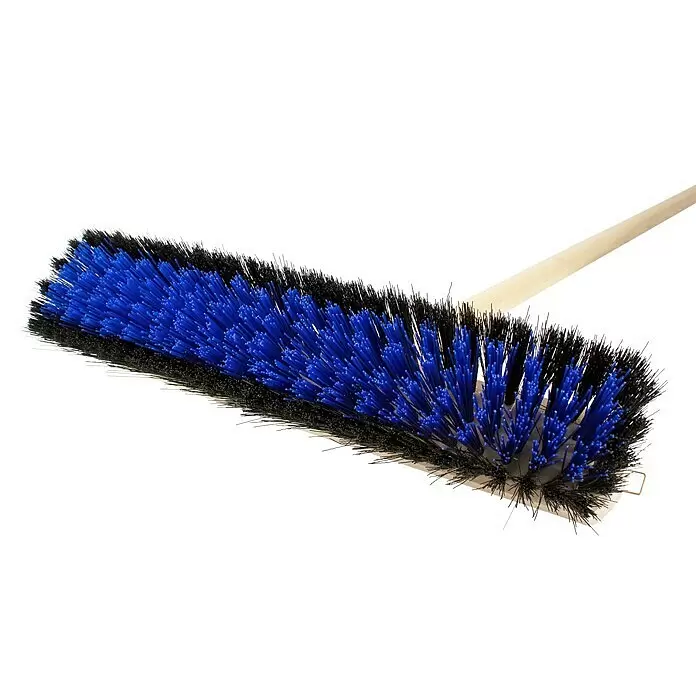 Peggy Perfect Tiger Saalbesen TIGERPET - Mit Stiel, Breite Besen: 40 cm, Material Borsten: Haarmischung - Nahaufnahme eines robusten Besenkopfes mit leuchtend blauen und schwarzen Borsten und einem Teilstück des Holzstiels.