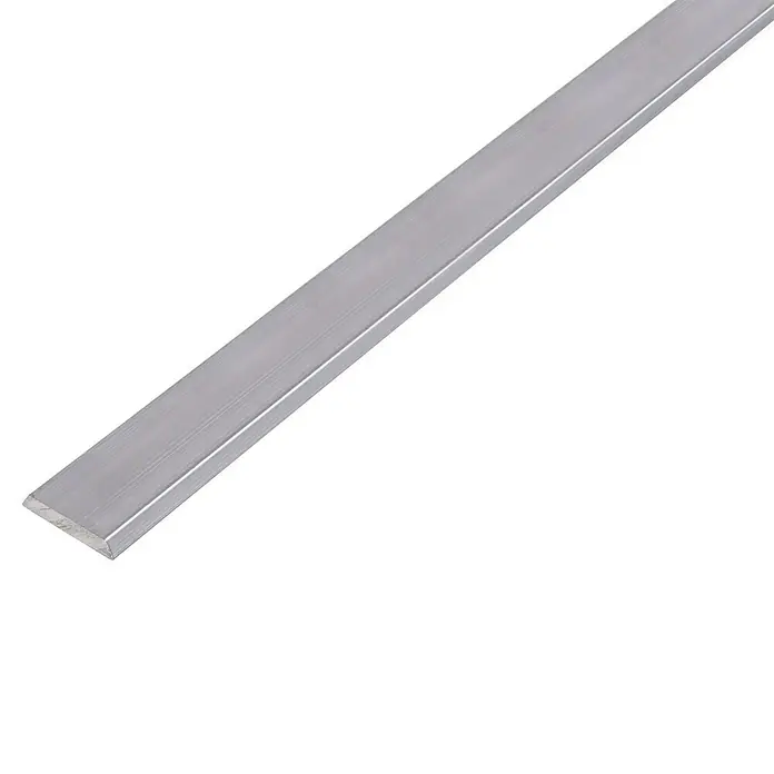Alberts Abdeckprofil - B x L: 25 x 1.000 mm, Stärke: 4 mm, Aluminium, Aluminium - Nahaufnahme einer flachen Aluminiumstange, die sich diagonal über einen weißen Hintergrund erstreckt und ihre glatte, rechteckige Form hervorhebt.
