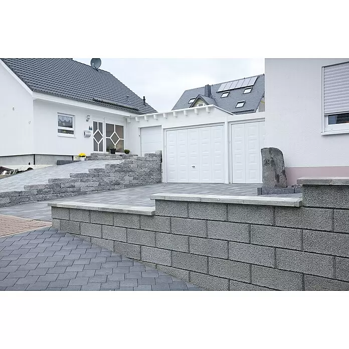 EHL Planomur Mauerstein Normalstein - Grau, 50 x 25 x 20 cm, Beton - Modernes Haus mit grauer gepflasterter Auffahrt und terrassierten Stützmauern aus Betonblöcken.