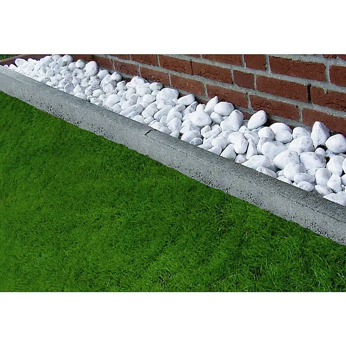 EHL Rasenkante - 100 x 5 x 25 cm, Grau, Beton - Gartengestaltung mit weißen Zierkieseln und Rasen. Der graue Betonrandstein trennt Rasen und Steine sauber voneinander.