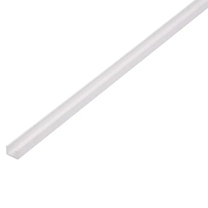 Alberts U-Profil - 1.000 x 8,7 x 6,2 mm, Stärke: 1,2 mm, Kunststoff, Weiß - Nahaufnahme einer weißen Kabelkanal-Abdeckung aus Kunststoff, ideal zur diskreten Kabelführung im Innenbereich. Das Profil sorgt für eine saubere Optik.
