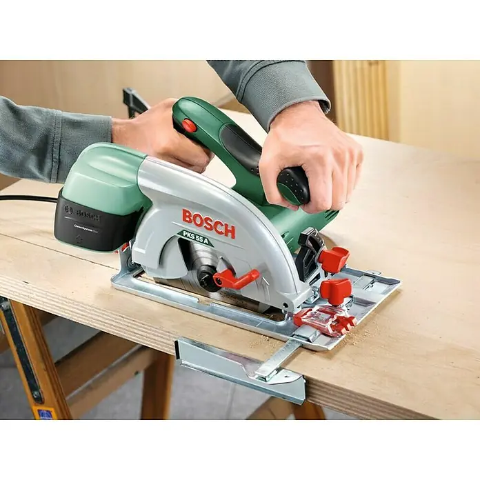 Bosch Handkreissäge PKS 55 A - 1.200 W, 5.600 U/min - Bosch PKS 55 A Handkreissäge in Aktion, präzise Schnitte im Holz. Ein unverzichtbares Werkzeug für jeden Handwerker.