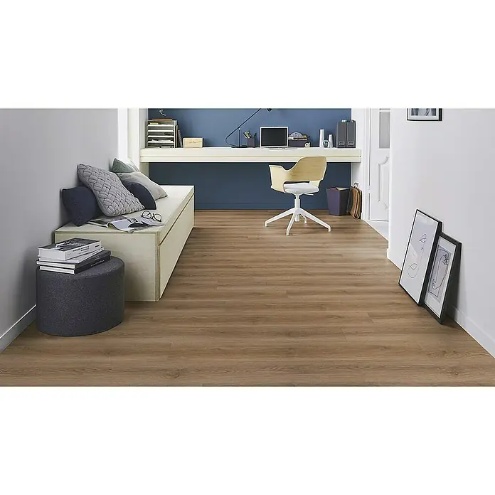Rodapié Roble Vermont - 2,2 m x 13 mm x 90 mm - Una habitación luminosa y moderna con un hermoso suelo de madera que crea un ambiente cálido y acogedor. El suelo es lo más destacado.