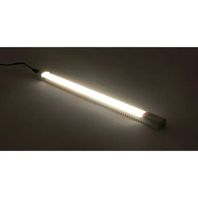 Ritter Leuchten LED-Unterbauleuchte XS - 4,5 W, Länge: 30 cm, Warmweiß - Aufnahme einer hellen LED-Leiste, die in einem dunklen Raum leuchtet und für gleichmäßiges, hochwertiges Licht sorgt.