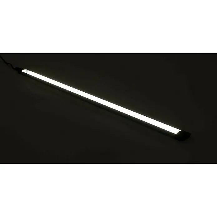 Ritter Leuchten LED-Unterbauleuchte TS - 5,5 W, Länge: 50 cm, Neutralweiß - Diese Aufnahme zeigt eine schlanke, leuchtende LED-Röhre, die ein helles, gerichtetes Licht ausstrahlt und eine moderne Beleuchtungslösung darstellt.