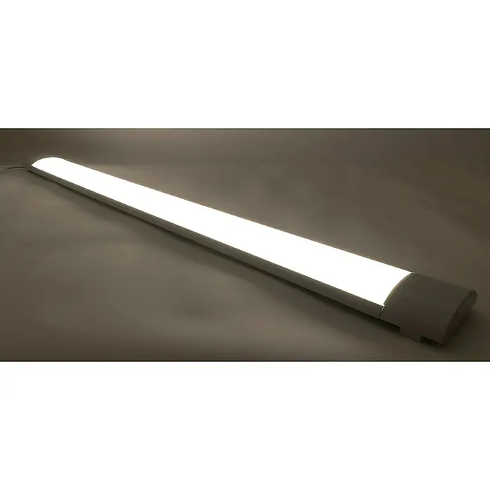 Ritter Leuchten LED-Lichtleiste Cristal - L x B x H: 121,3 x 12 x 3 cm, 48 W - Das Foto zeigt eine helle, röhrenförmige LED-Leuchte mit einem klaren, weißen Licht, die eine moderne und energieeffiziente Beleuchtungslösung bietet.
