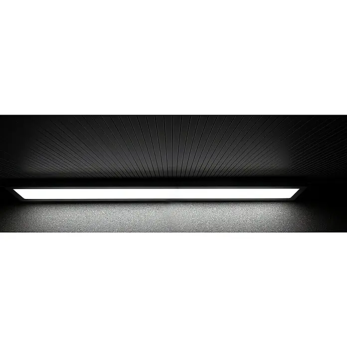 Ritter Leuchten LED-Deckenleuchte Flaxx - 48 W, L x B x H: 1.140 x 145 x 24 mm, Silber, Neutralweiß - Ein schlankes LED-Panel mit schwarzer Umrandung hängt unter einer Decke mit linearem Muster und strahlt helles Licht aus.