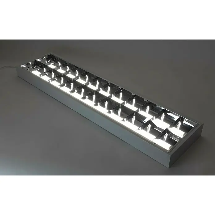 Ritter Leuchten Bürobeleuchtung Profiline - 122 x 30 x 7,5 cm - Nahaufnahme einer hellen, rechteckigen Bürolampe mit mehreren reflektierenden Fächern, die effiziente Beleuchtung bietet.