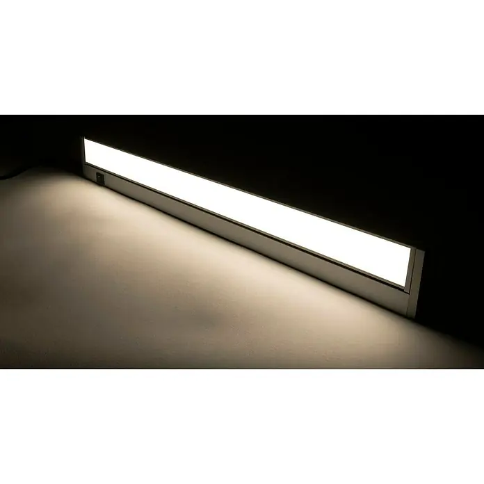 Ritter Leuchten LED-Unterbauleuchte Terra - L x B x H: 57,5 cm x 68 mm x 27 mm, 12 W - Eine Nahaufnahme einer LED-Unterbauleuchte, die helles, weißes Licht abgibt und eine Arbeitsfläche darunter erhellt, ideal für Küchen.