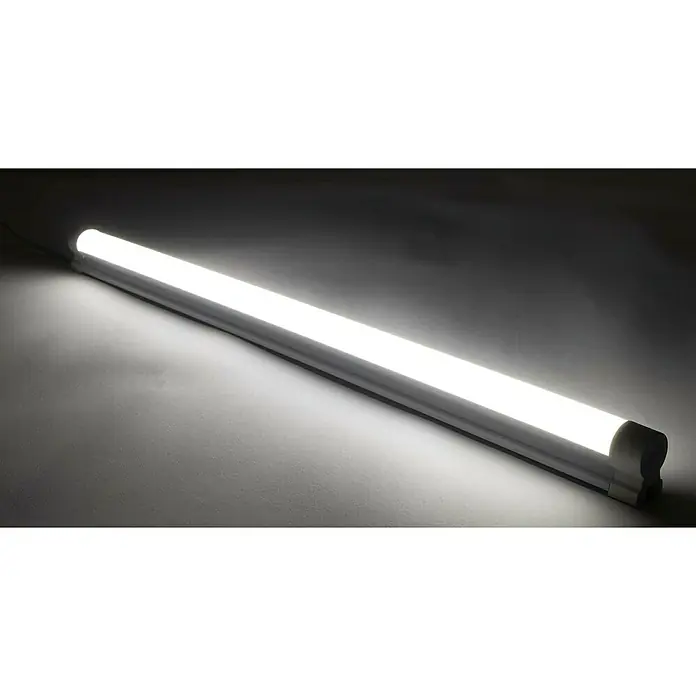 Ritter Leuchten LED-Unterbauleuchte TurnLight - 8 W, Länge: 60 cm, Neutralweiß - Eine helle, schlanke LED-Röhre strahlt helles Licht aus und ist in einer schlichten, weißen Halterung montiert, ideal für moderne Beleuchtung.