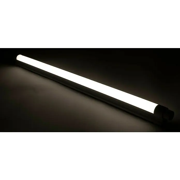 Ritter Leuchten LED-Unterbauleuchte TurnLight - 8 W, Länge: 61,4 cm, Neutralweiß - Eine Nahaufnahme einer hellen LED-Röhre auf dunklem Hintergrund, die ein gleichmäßiges, blendfreies Licht abstrahlt.
