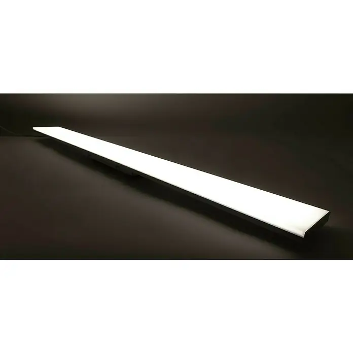 Ritter Leuchten LED-Deckenleuchte Office Light - 48 W, L x B x H: 120 x 12 x 4,3 cm, Weiß, Tageslichtweiß - Ein modernes LED-Panel in länglicher Form, das helles, gleichmäßiges Licht auf einer dunklen Oberfläche erzeugt. Ideal für Büros und Wohnräume.