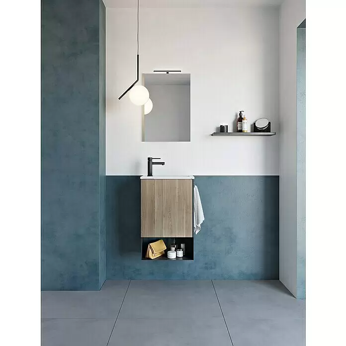 Riva Conjunto de mueble de baño Indus - Ancho total del mueble de baño: 45,3 cm, Abedul, Mate, 3 pzs. - Tocador moderno de madera con lavabo blanco y grifo negro en un baño con paredes azul-gris y blancas.