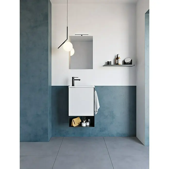 Riva Conjunto de mueble de baño Indus - Ancho total del mueble de baño: 45,3 cm, Blanco, Negro, Brillante, 3 pzs. - Diseño de baño moderno con un lavabo flotante blanco, acentuado por una elegante lámpara colgante y color de pared azul.