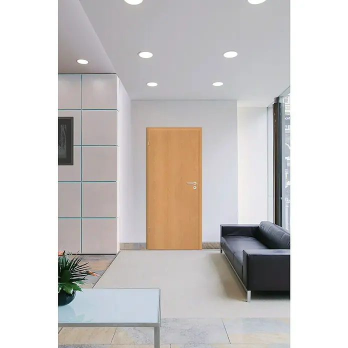 Classen PL Zimmertür - 860 x 1.985 mm, DIN Anschlag: Links, Buche, Wabe - Elegante Holztür in einem hellen, modernen Raum, die durch ihre schlichte Eleganz und hochwertige Verarbeitung besticht.