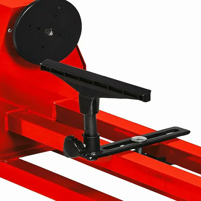 Einhell Torno para madera TC-WW 1000/1 - 890 r.p.m. - 2.600 r.p.m. - Primer plano de un torno rojo con soporte de herramienta negro. La herramienta está posicionada centralmente y lista para usar.