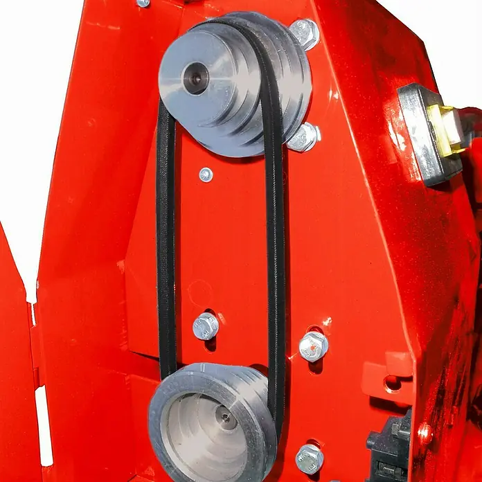 Einhell Torno para madera TC-WW 1000/1 - 890 r.p.m. - 2.600 r.p.m. - Primer plano de una máquina roja con dos poleas plateadas conectadas por una correa trapezoidal negra.